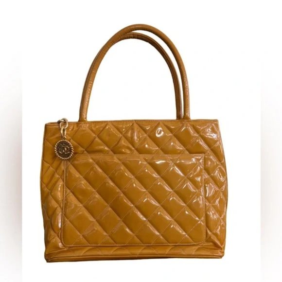 CHANEL QUILTED patent MEDALLION TOTE - Picture 2 of 15